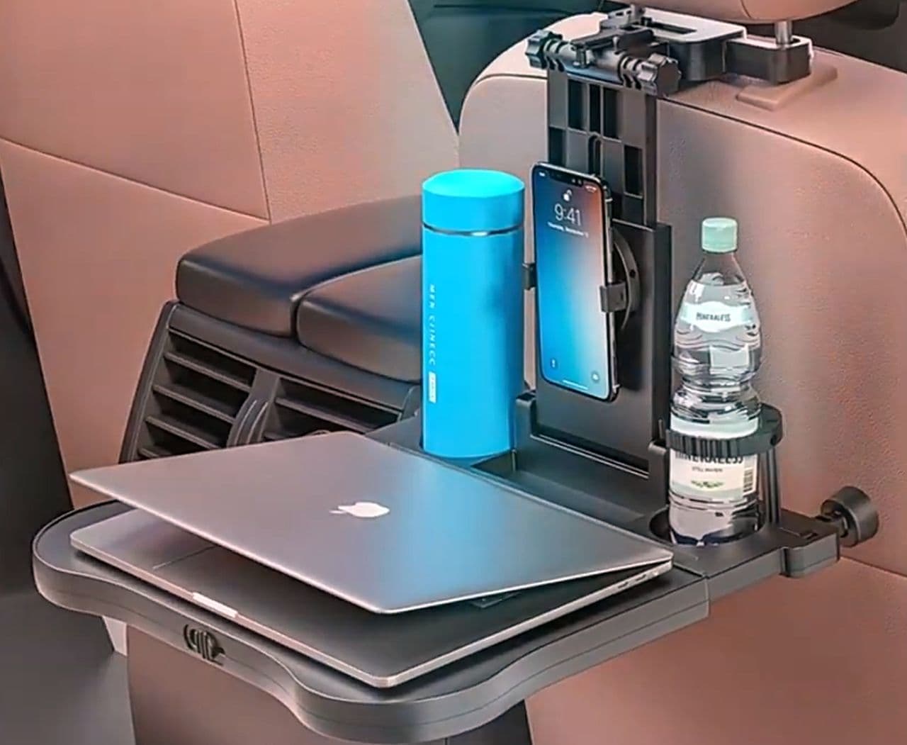 クルマの後部座席でリモートワーク ノートPCでの作業を可能にする多機能車載テーブル 「KIT40」