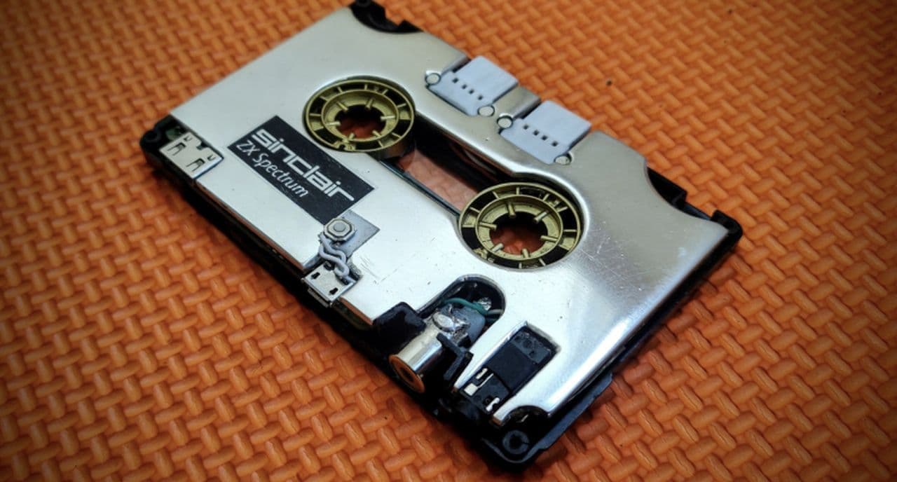 このカセットテープ コンピューターなんです Raspberry Pi Zero Wを 