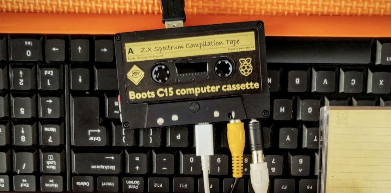 このカセットテープ コンピューターなんです Raspberry Pi Zero Wを 