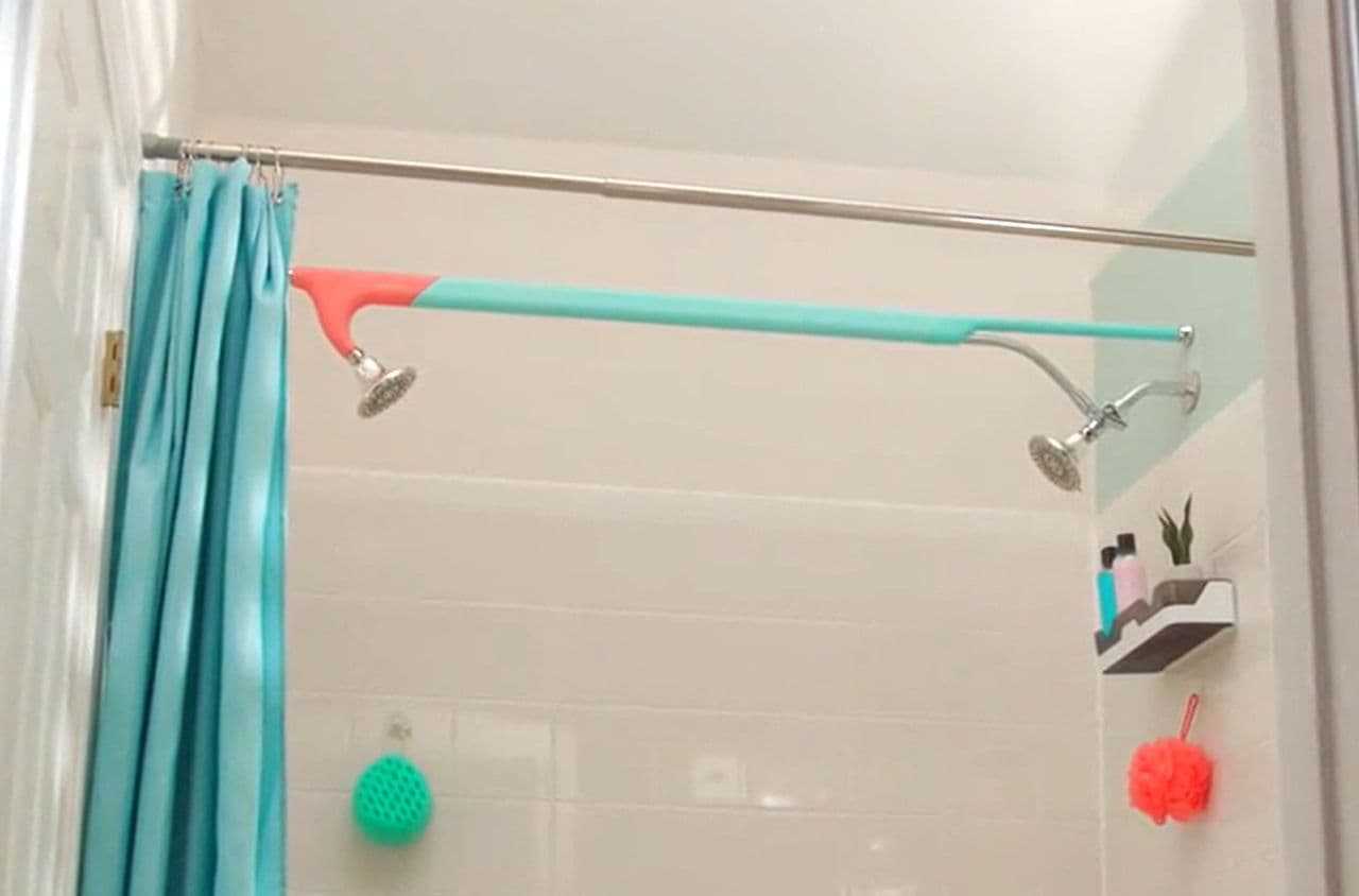 ばかばかしいけど楽しいかも　カップルでシャワーを浴びられる「タンデムシャワー」 突っ張り棒で簡単取り付け
