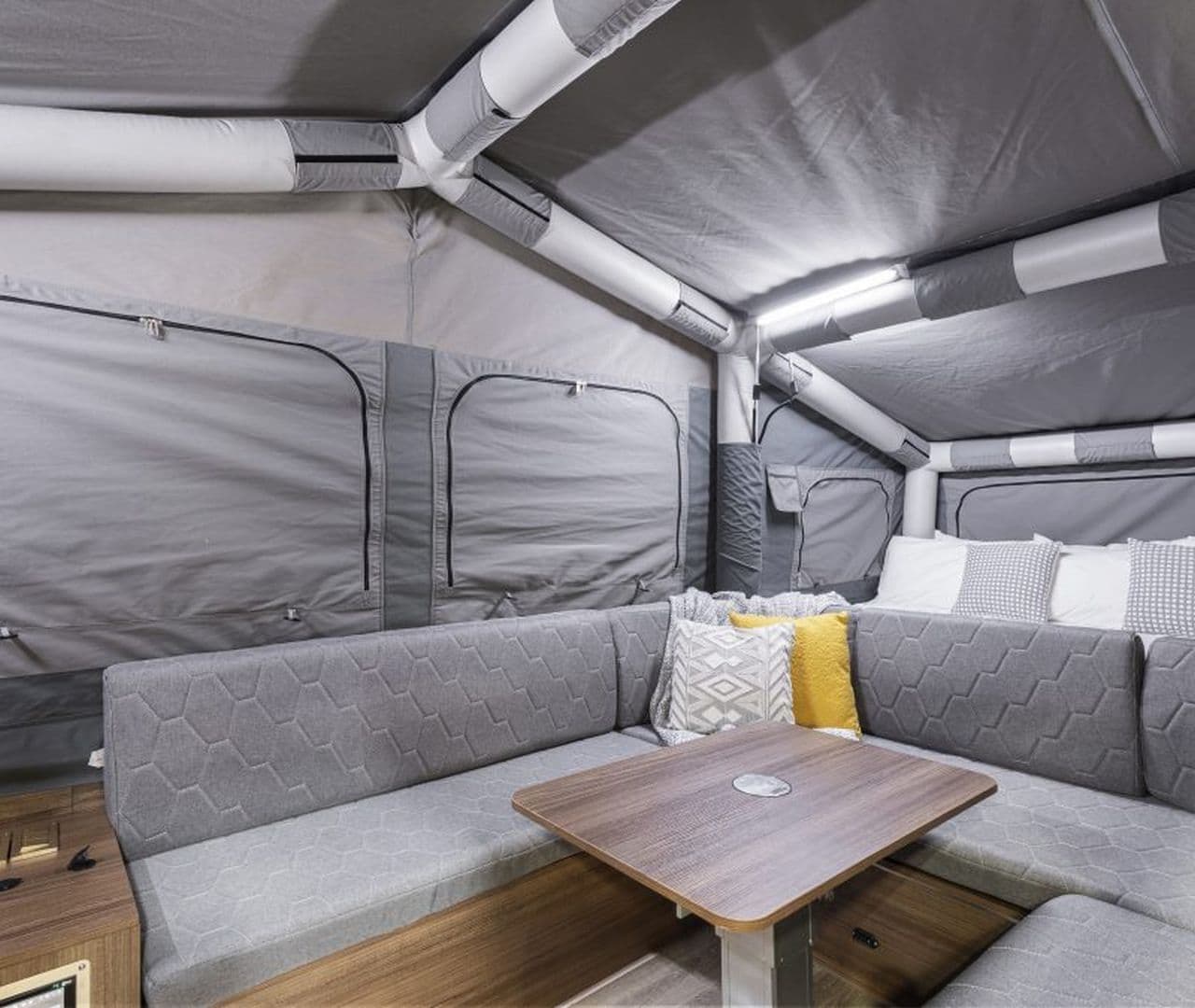 徹底した自動化でらくらくオートキャンプMars Campersの「Space X Air」 － スイッチ一つでテントも