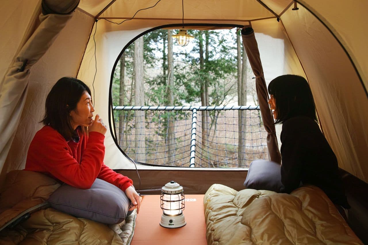 樹上をキャンプ地とする！木から吊り下げたテントに宿泊する「ツリーフロアーKAZEー」4月29日開業