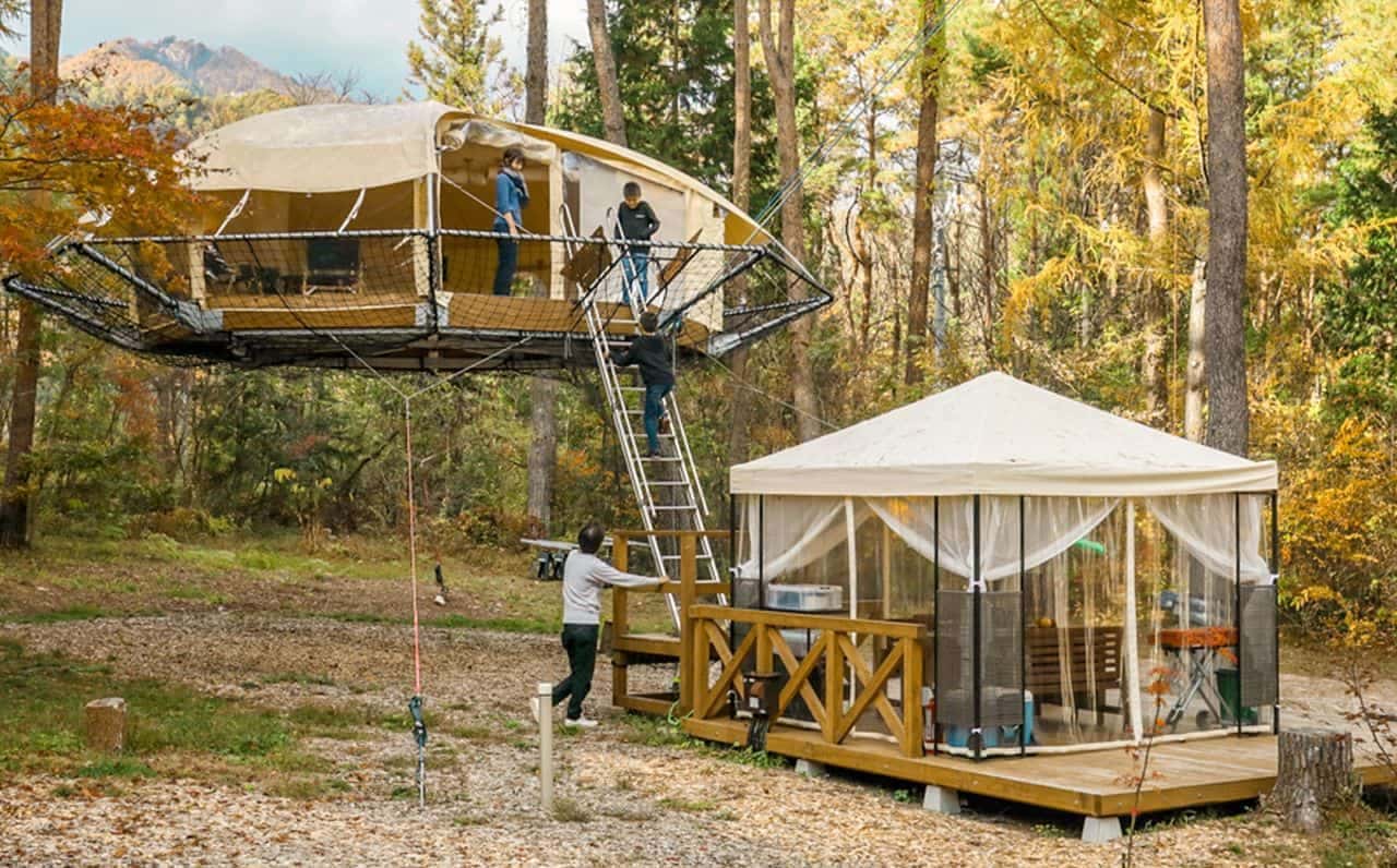 樹上をキャンプ地とする！木から吊り下げたテントに宿泊する「ツリーフロアーKAZEー」4月29日開業