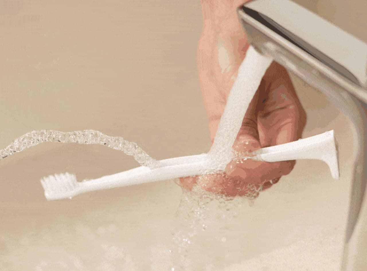 プラスチック使用量の削減を目指す歯ブラシ「フローTブラシ」 コップ無しで口をすすぐ機能を搭載