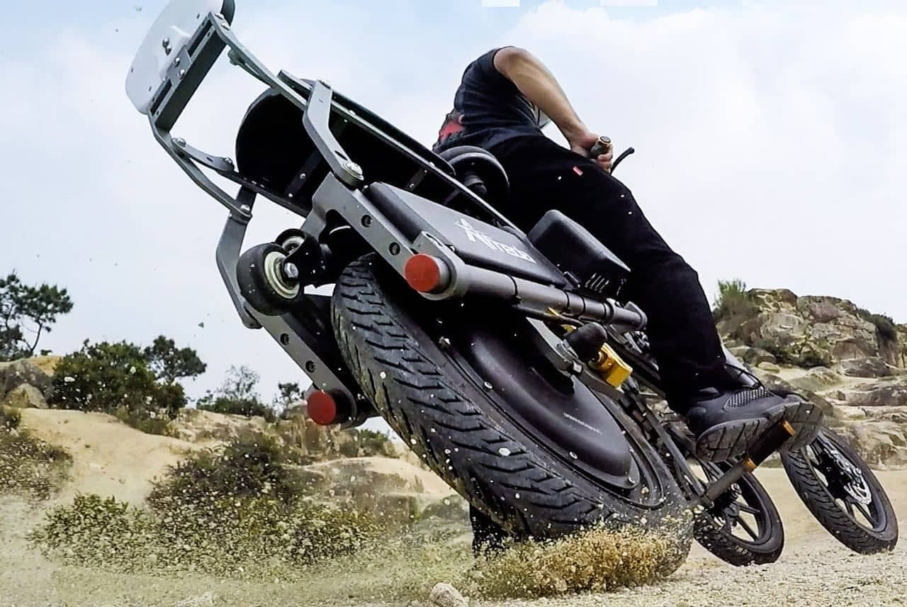 フロント2輪の電動バイク「Afreda S6」Indiegogoで先行販売開始 車体を傾けて曲がれる＆1秒で折り畳める
