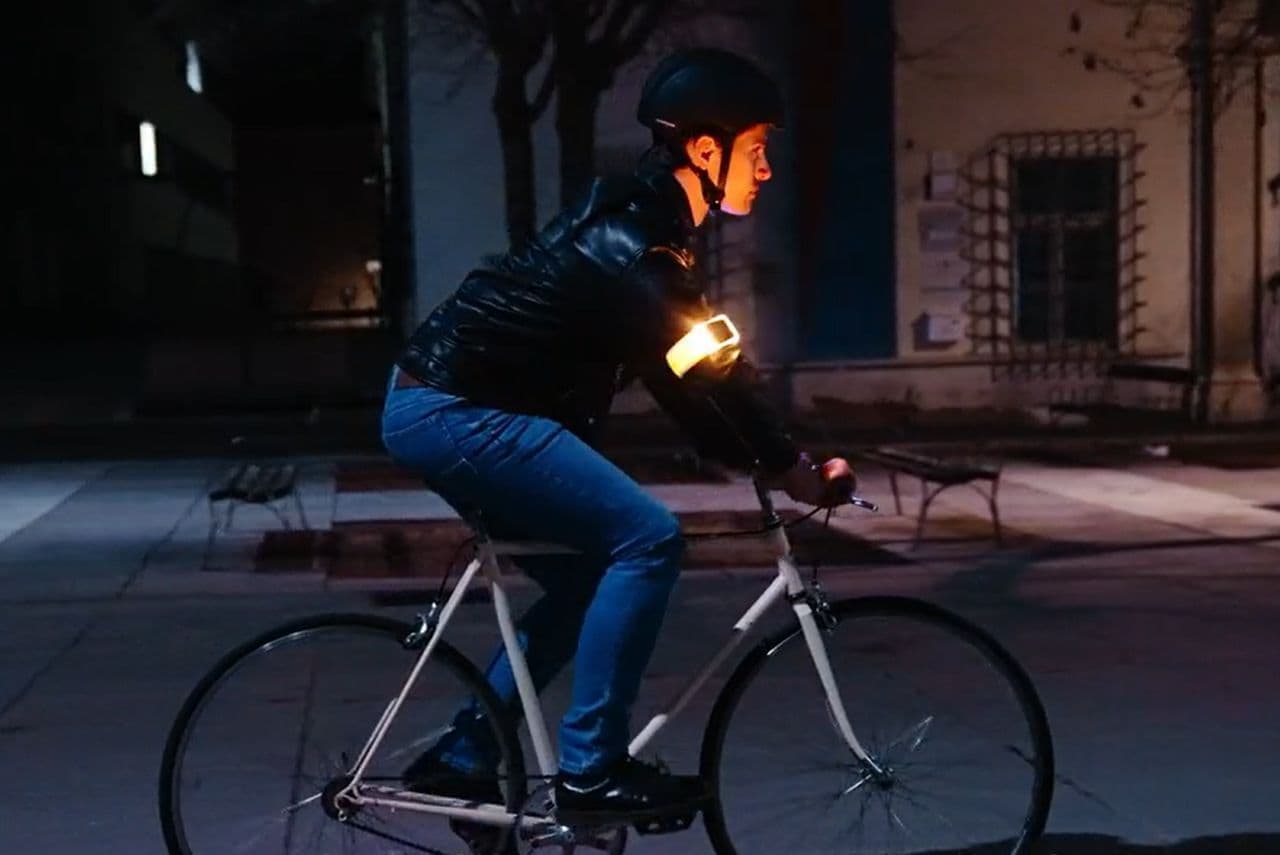 “振るだけウインカー”夜間の自転車走行の安全性を高める「Flasher」ジョギングや散歩にも便利
