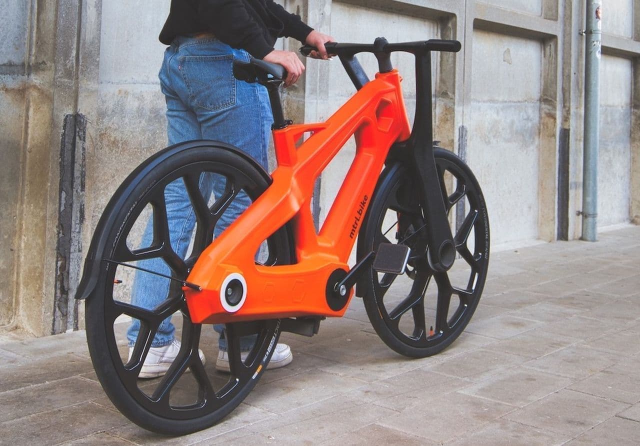 新しいものは何もない 廃プラスチックのリサイクル素材で製造された自転車