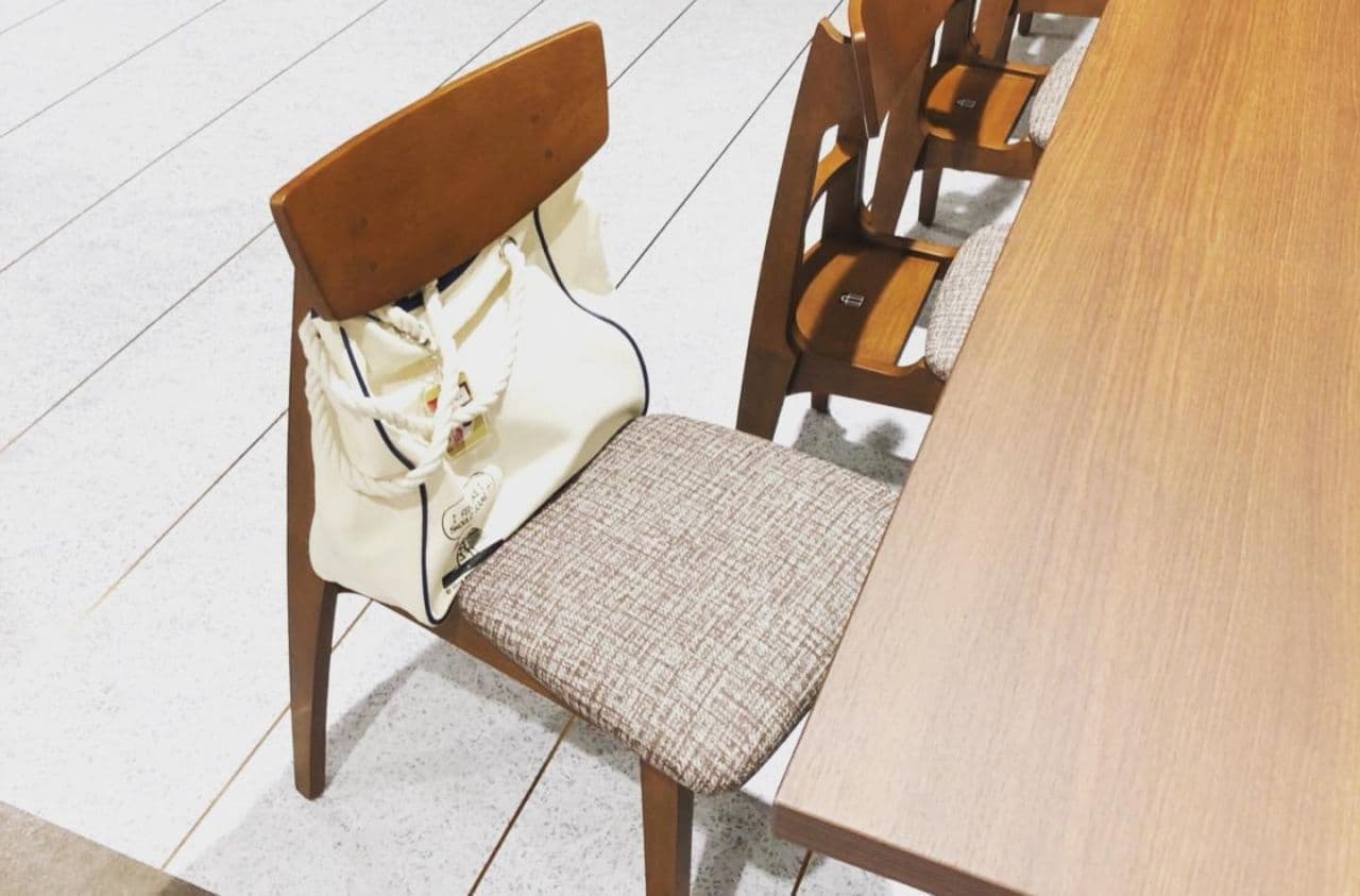 バッグや荷物を背中に置ける椅子「BAG-IN CHAIR」シリーズにひじ掛け付きのアームチェア「BAG-IN CHAIR Robe」