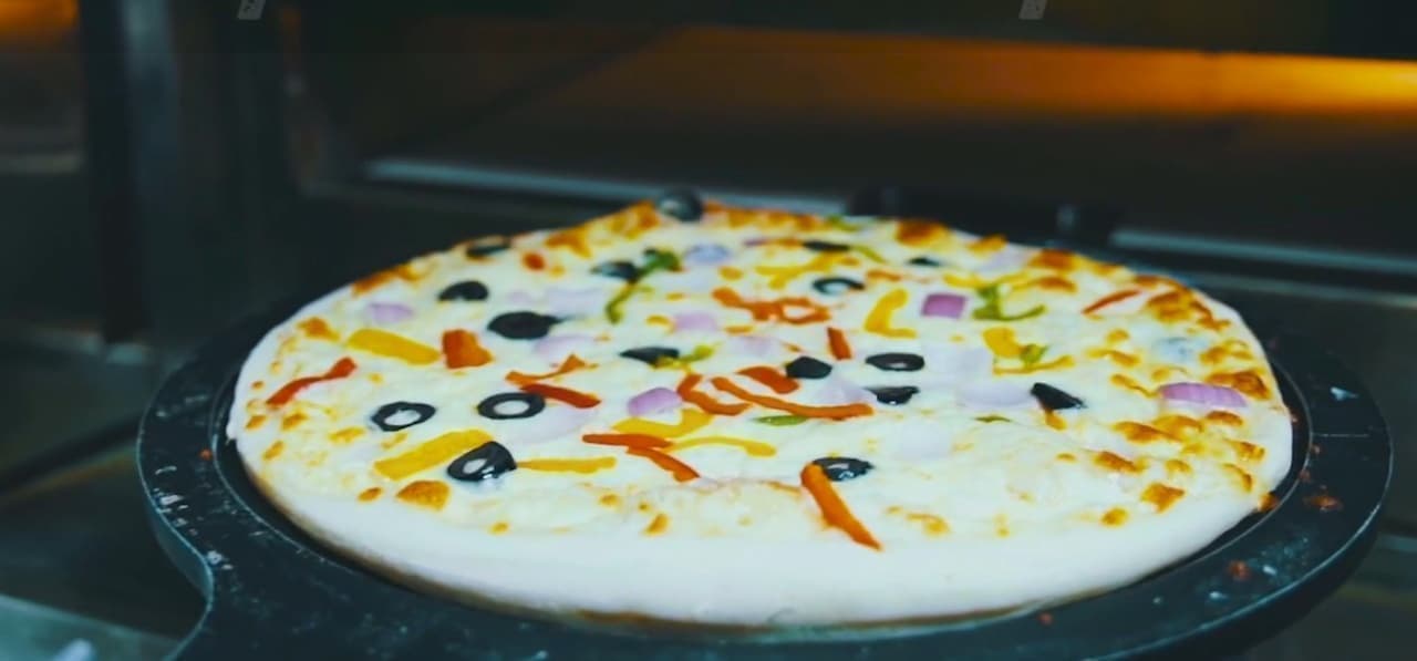 ロボットがピザを焼く 無人レストラン「Pizzaiola」 ロボットだから1時間に50枚のピザを焼く＆狭いキッチンでも運営できる