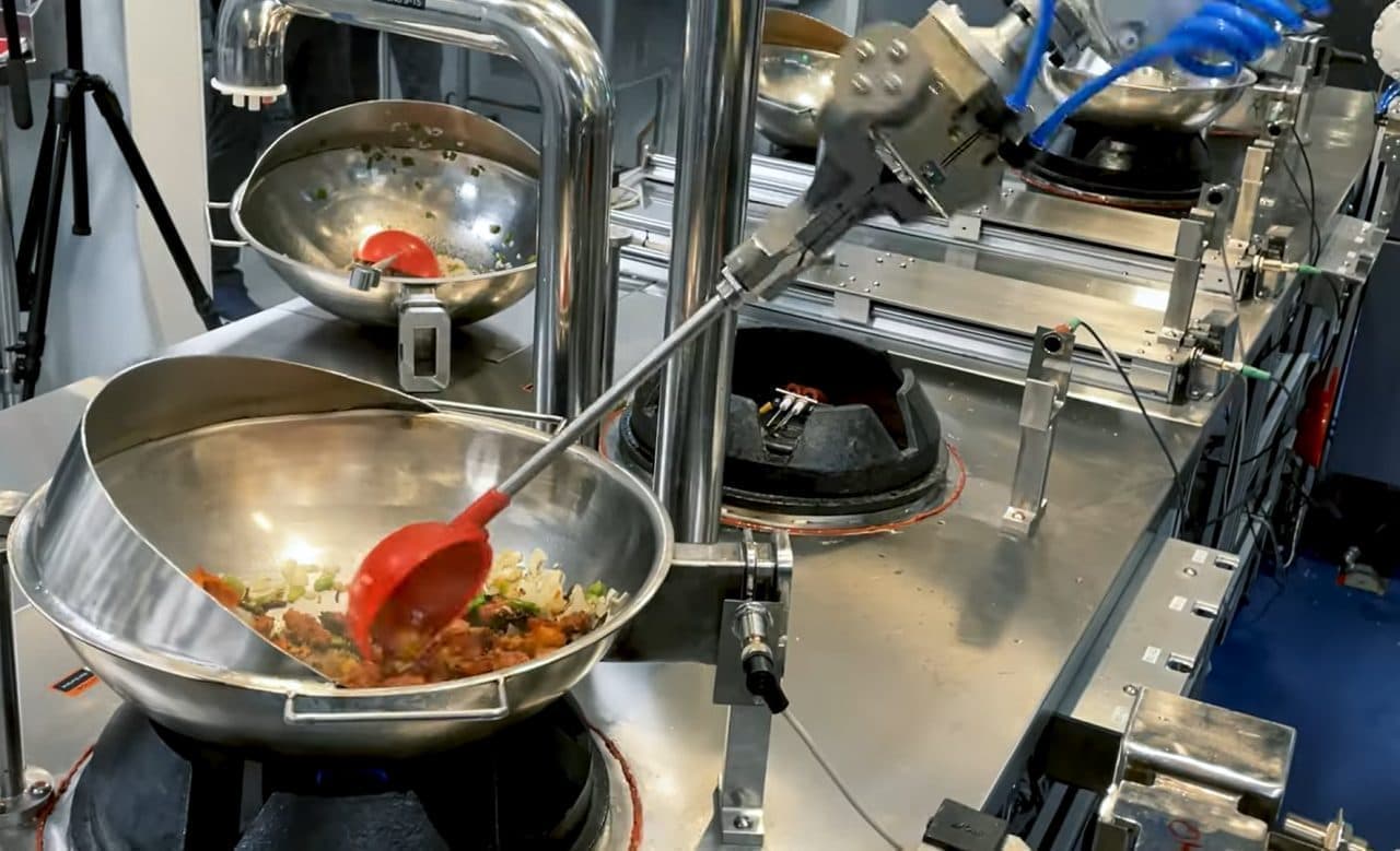 ロボットがピザを焼く 無人レストラン「Pizzaiola」 ロボットだから1時間に50枚のピザを焼く＆狭いキッチンでも運営できる