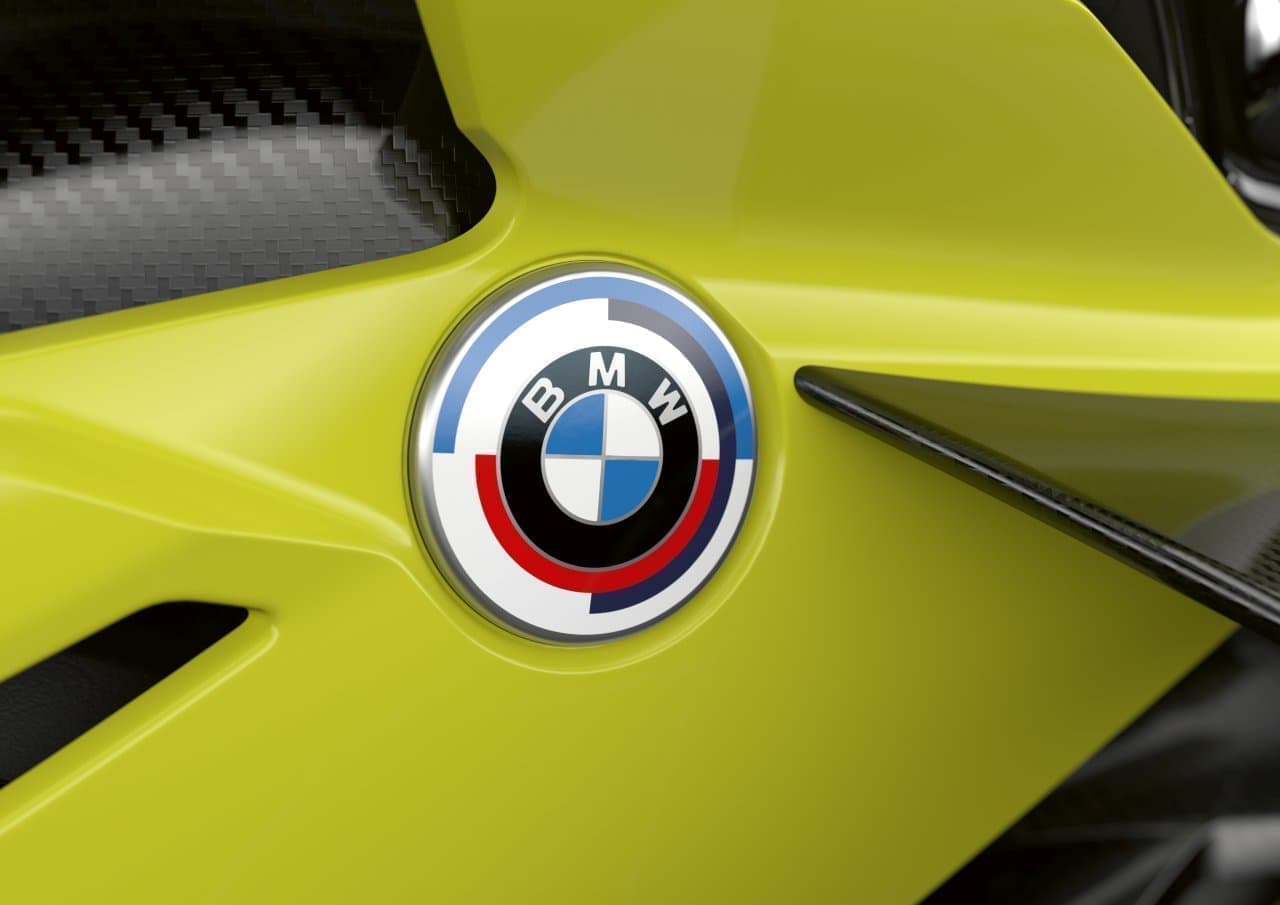 BMW M設立50周年を記念したサンパウロ・イエローのアニバーサリー・モデル「BMW M 1000 RR 50 Years M」発表