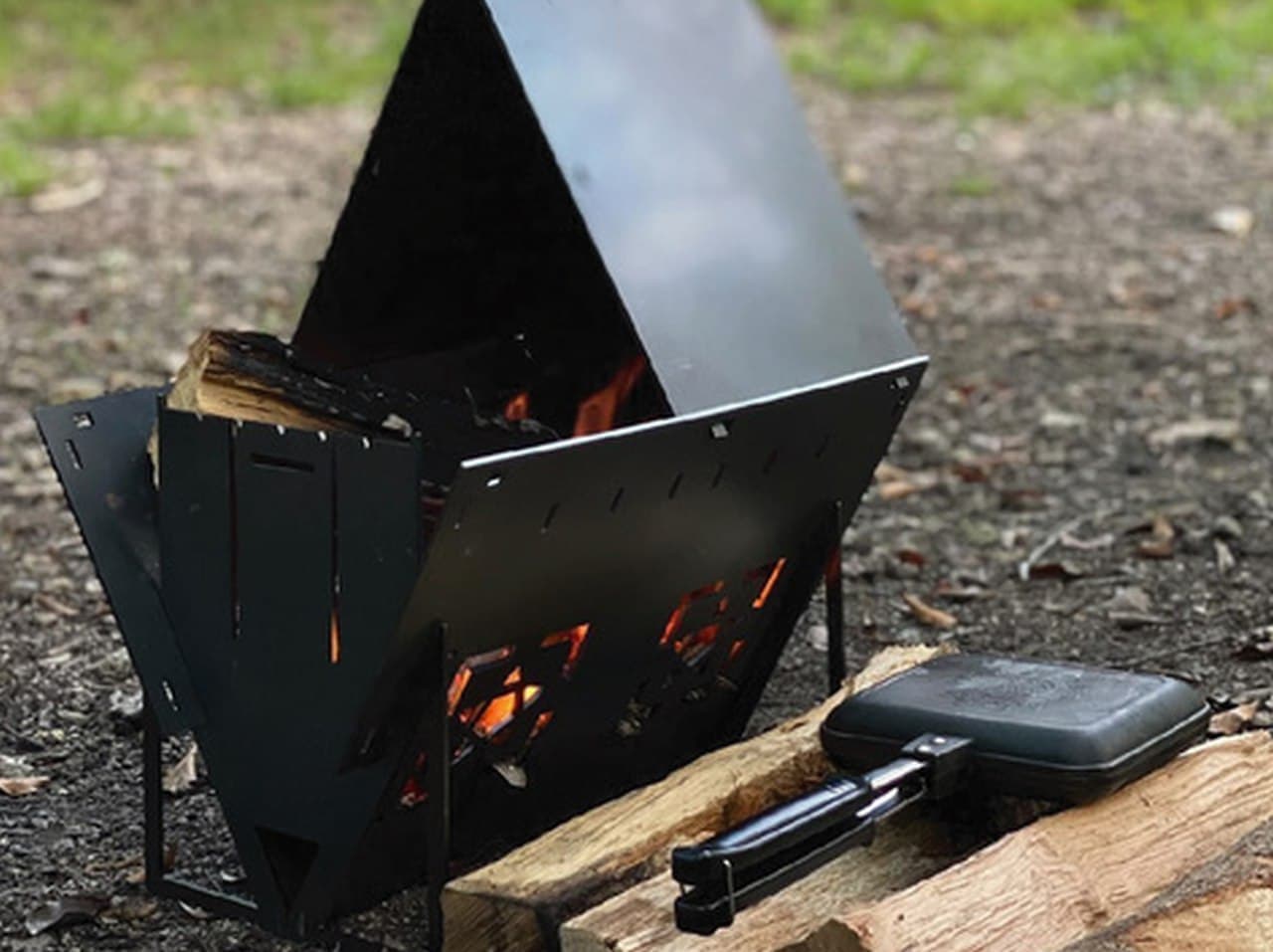 窯としても使える焚き火台「BONKIT」 キャンプで窯料理やピザを楽しめる もちろん鉄板焼きも