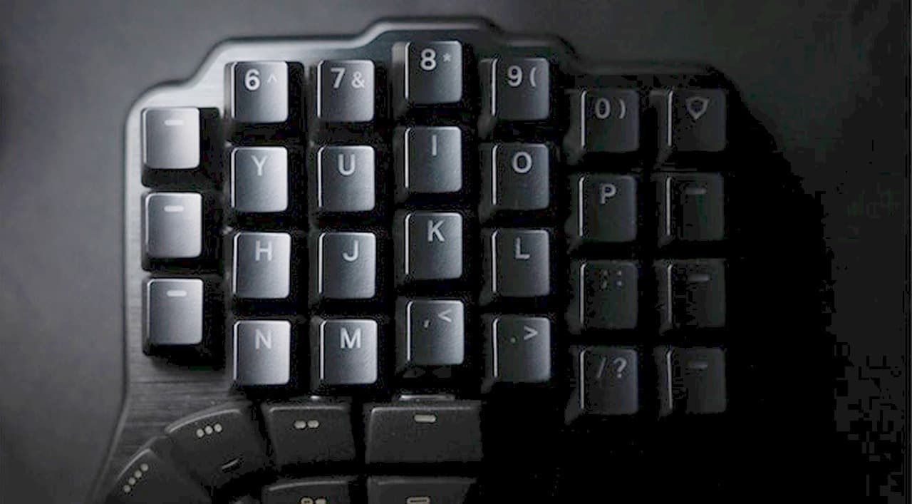 中指で押すキーは上に 小指で押すキーは下にシフト 人間工学から生まれたスプリットキーボードDygma「Defy」