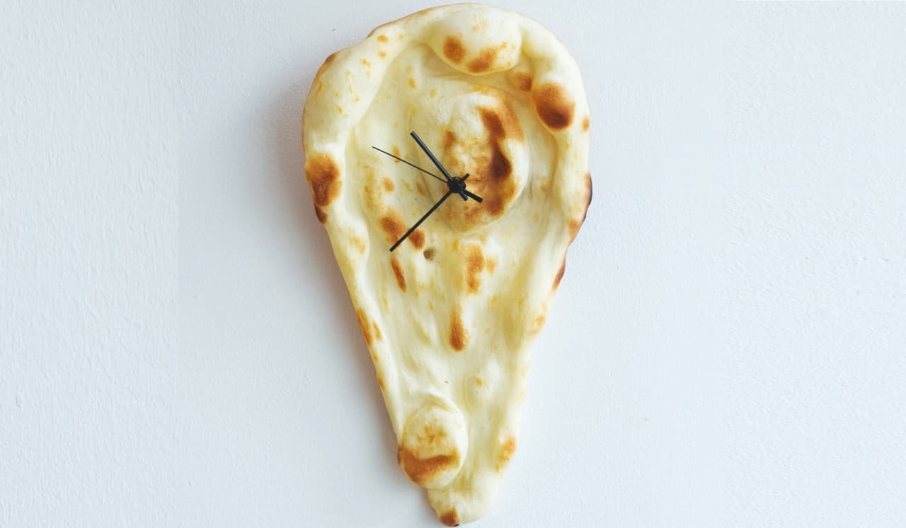 本物のナンで作られた時計「NAAAAN time 今、ナン時」に新バージョン「トロけるナン」