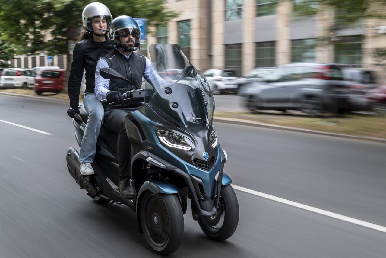 ピアッジオがフロント2輪のスクーター新型「MP3」をパリで発表 ハイテク装備とゴージャスな内外装を採用