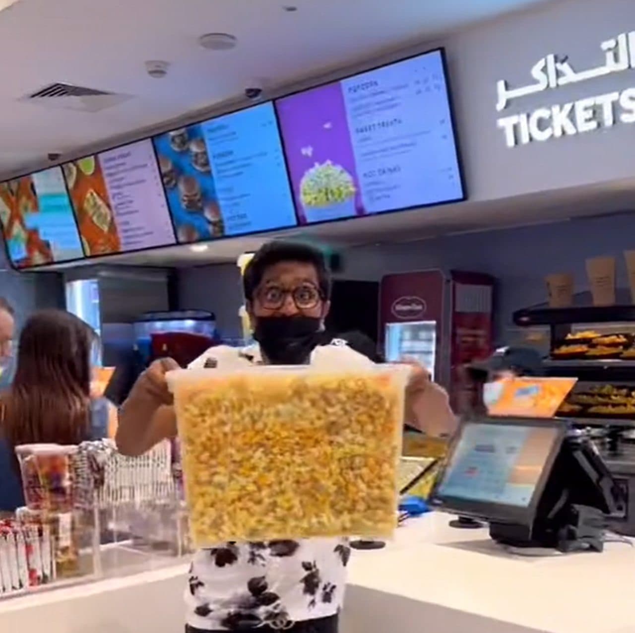 衣装ケース一杯のポップコーンを食べられる VOX CINEMA UAEが日曜限定のサービスを実施中