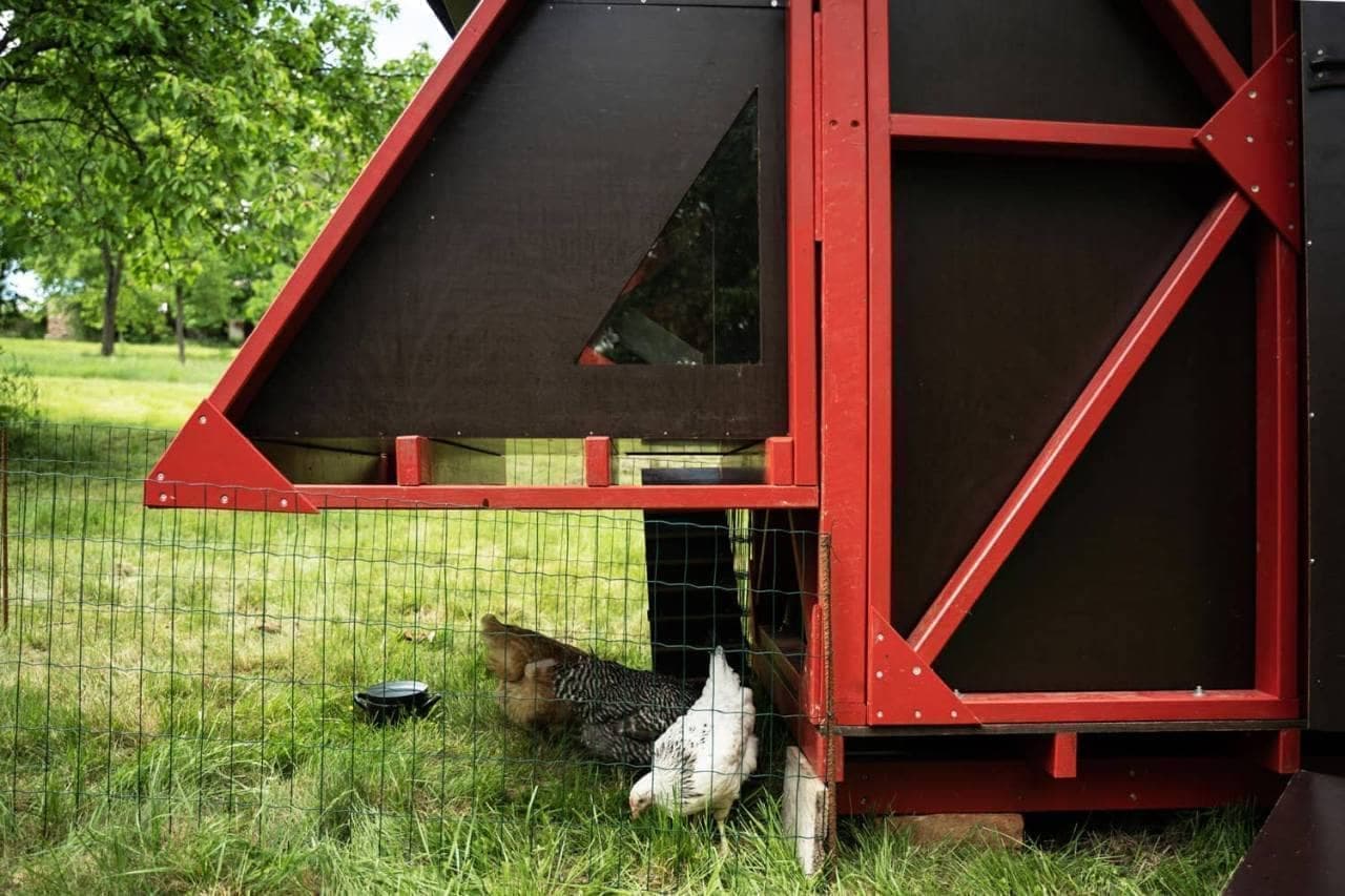 オフグリッドで鶏小屋付きの物置小屋？ Pin-Up Housesがソーラーパネル・雨水収集システムの付いた「Gardenrobe」（プロトタイプ）を発表