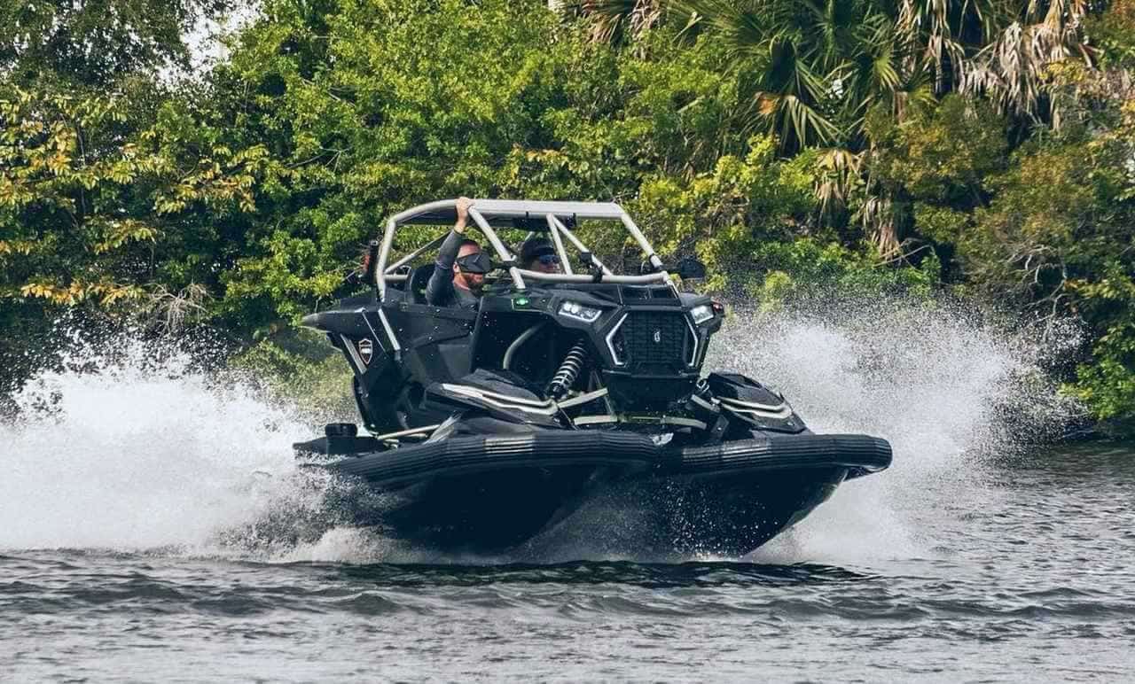 水上を行くオフロード四駆？足にヤマハ製水上バイクを装着したShadow Six Racingの「Typhoon」