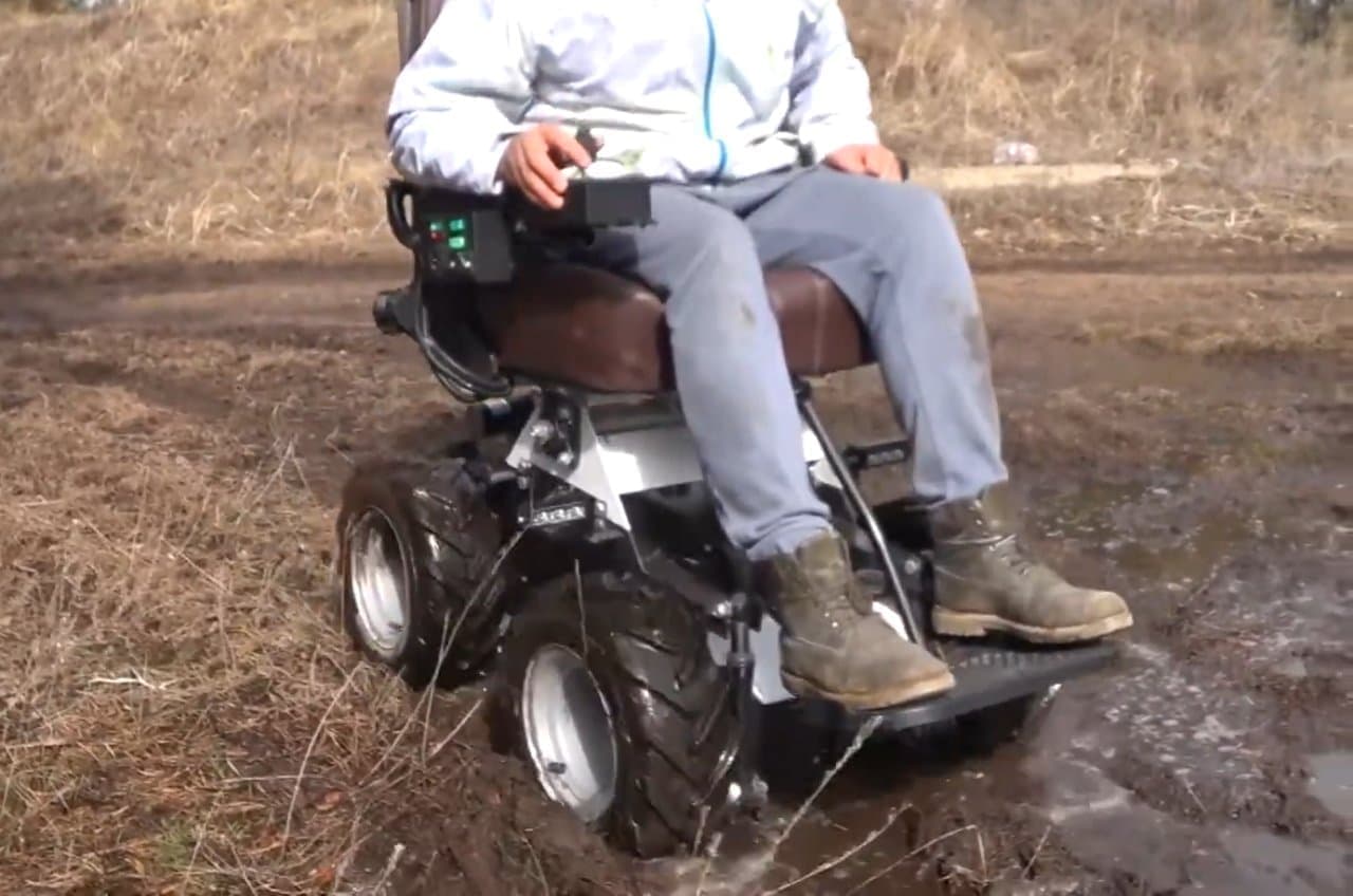バリアフリーじゃなければバリアを乗り越えればいいじゃない 四輪駆動のオフロード車いす「4x4 OffRoad Wheelchair」