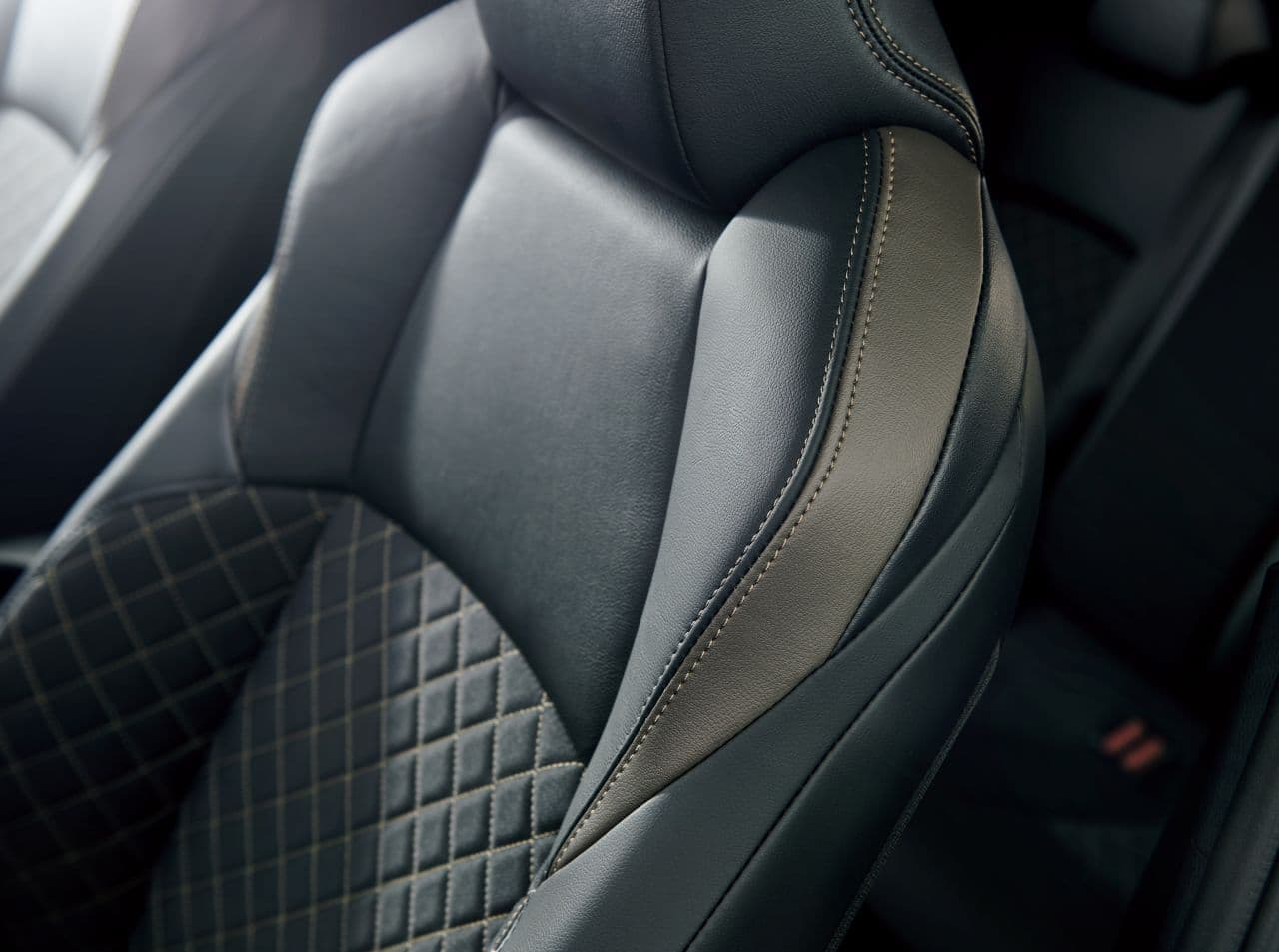 トヨタ「C-HR」に特別色「イナズマスパーキングブラックガラスフレーク」を纏った特別仕様車“Mode-Nero Safety PlusIII”