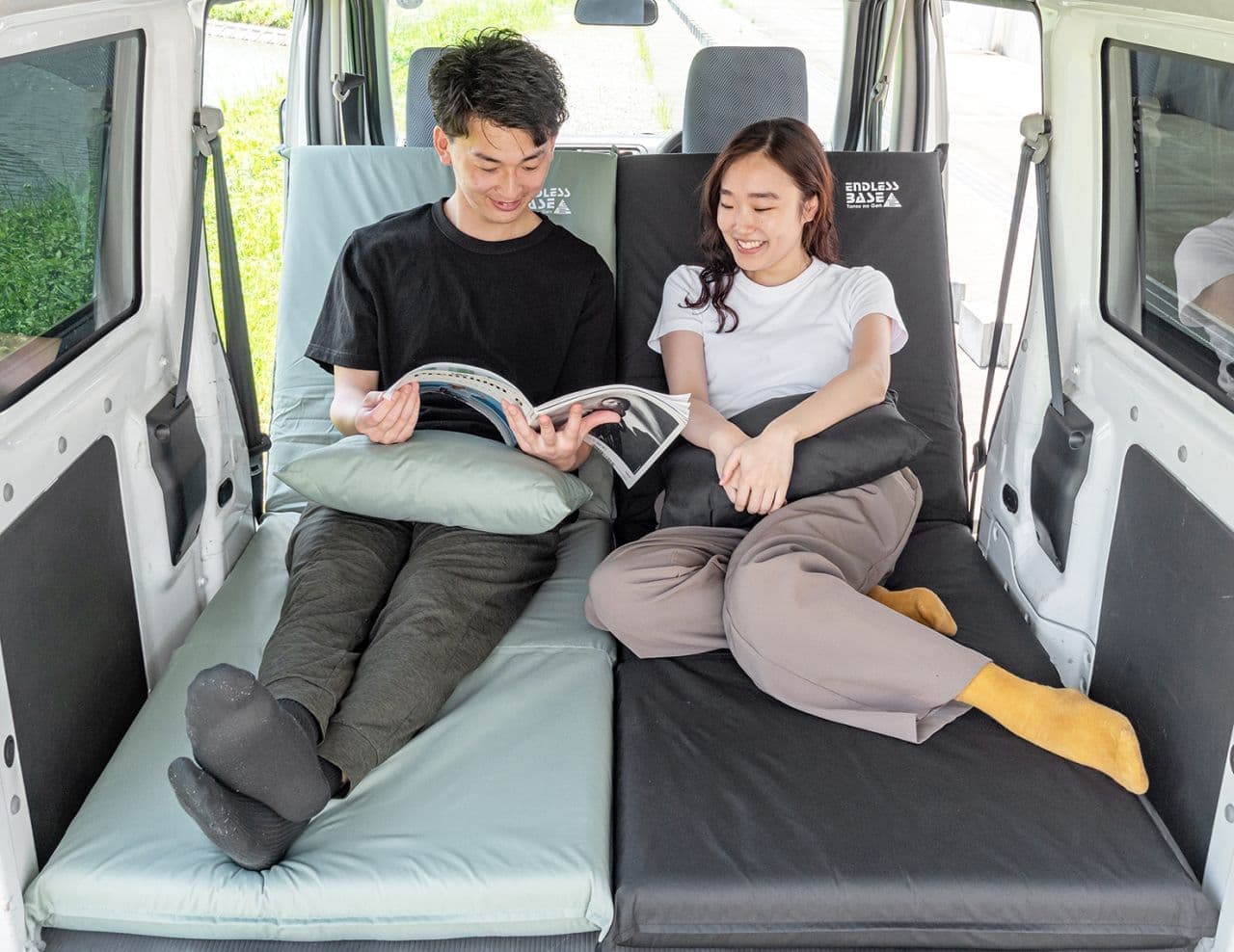 クルマでの就寝を快適にする「3WAY車中泊マット」 座椅子にもなるのでリモートワークにも利用できる