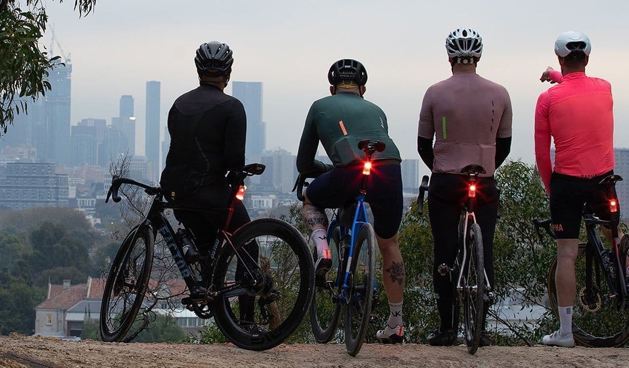 サイクリストの足を照らす自転車用テールライト「FLOCK LIGHT」 