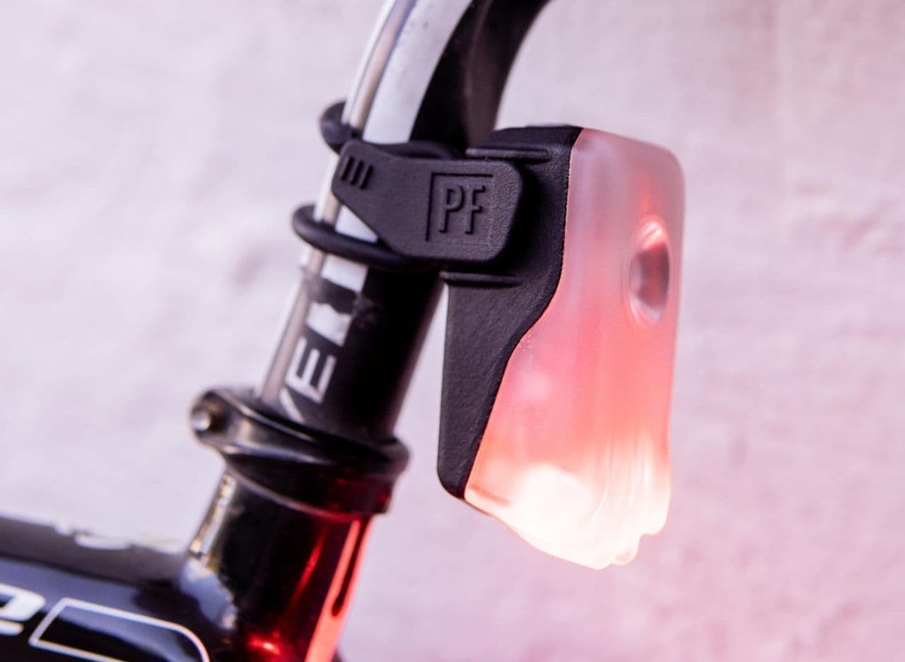 サイクリストの足を照らす自転車用テールライト「FLOCK LIGHT」