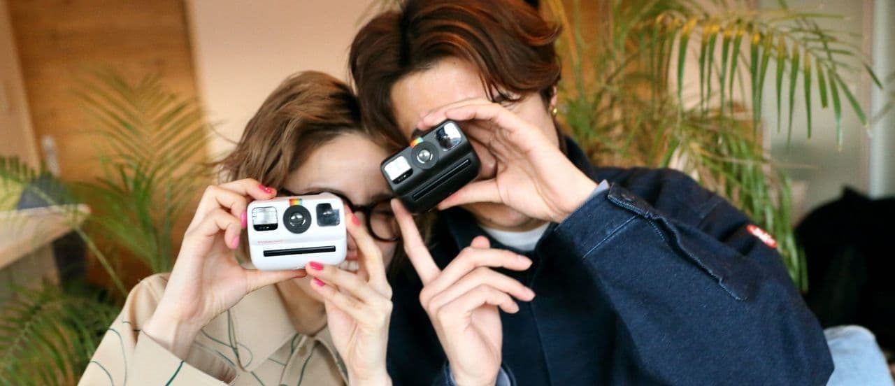 インスタントカメラ「Polaroid Go」に新色「ブラック」「レッド」追加 
