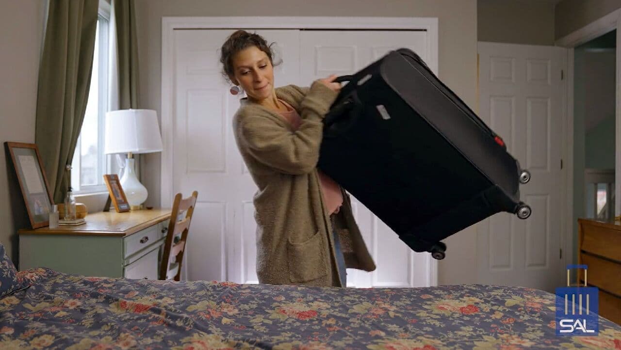 テーブルになる旅行用キャリー「Stand Alone Luggage」 