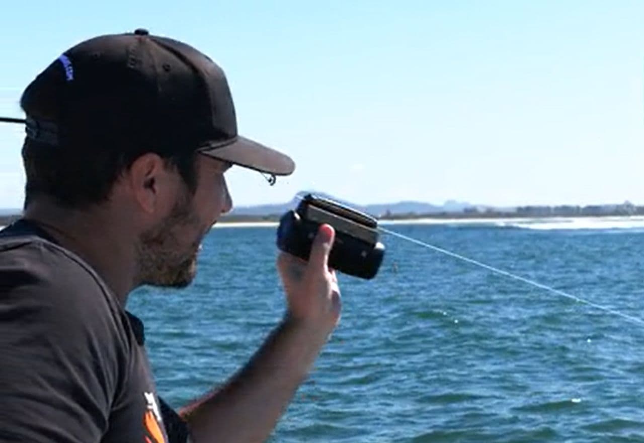 釣り人のためのアクションカメラ「Siren X-1」 アタリがでたら釣り糸に装着して海に落とす