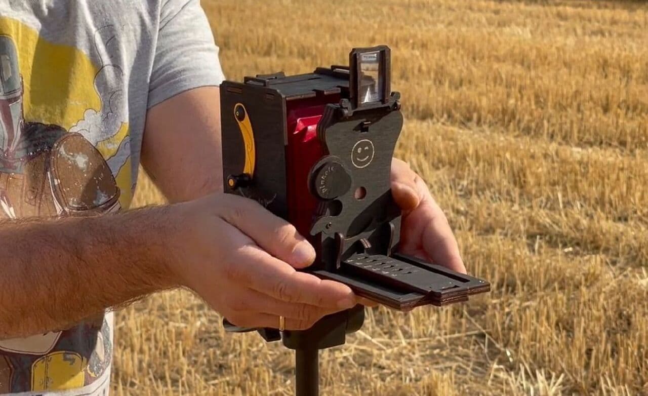 撮影自体を楽しむ全手動のピンホールカメラ ― インスタントフィルムを使用するJollylook「Pinhole」