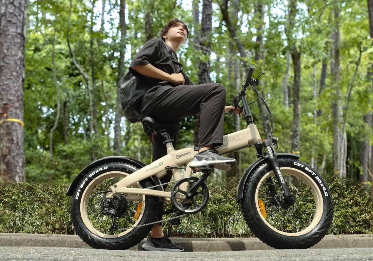 サドルが空気入れ！ 4インチのファットタイヤを履いた電動アシスト自転車「HIMO ZB20」販売開始