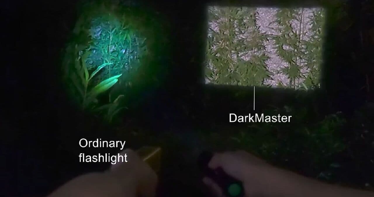 スクエアな光を照射するフラッシュライト「DarkMaster」 自然な色味で動物を観察しやすい
