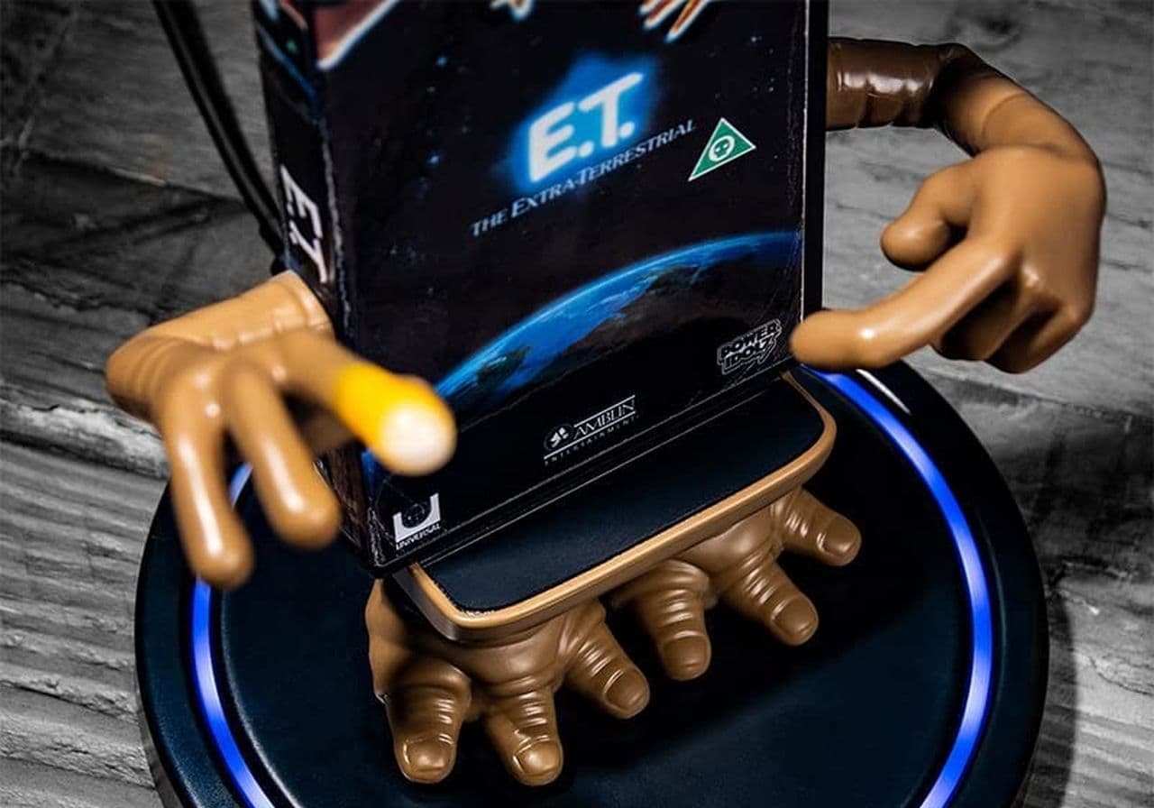 これも昭和レトロ？ 映画『E.T.』のVHSパッケージをモチーフにデザインされたワイヤレス充電スタンド
