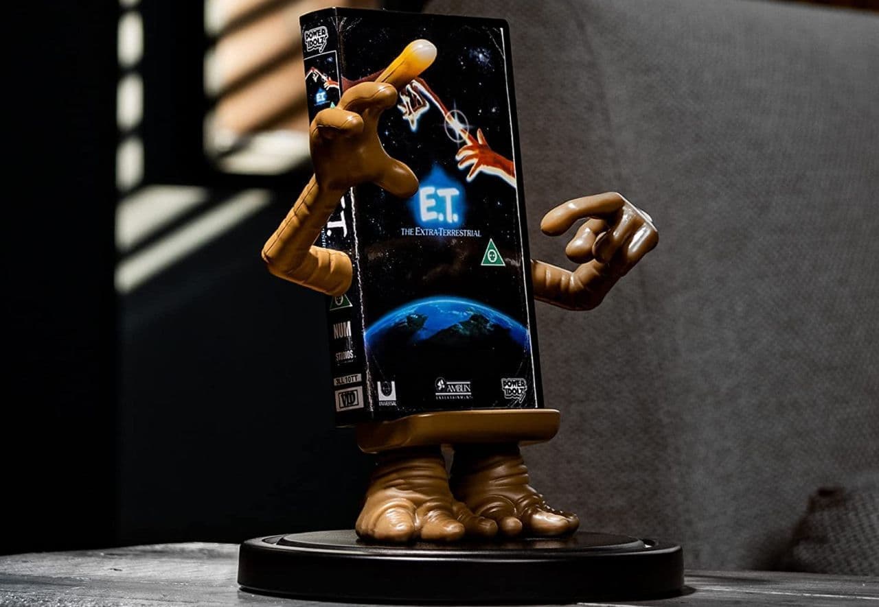 これも昭和レトロ？ 映画『E.T.』のVHSパッケージをモチーフにデザインされたワイヤレス充電スタンド