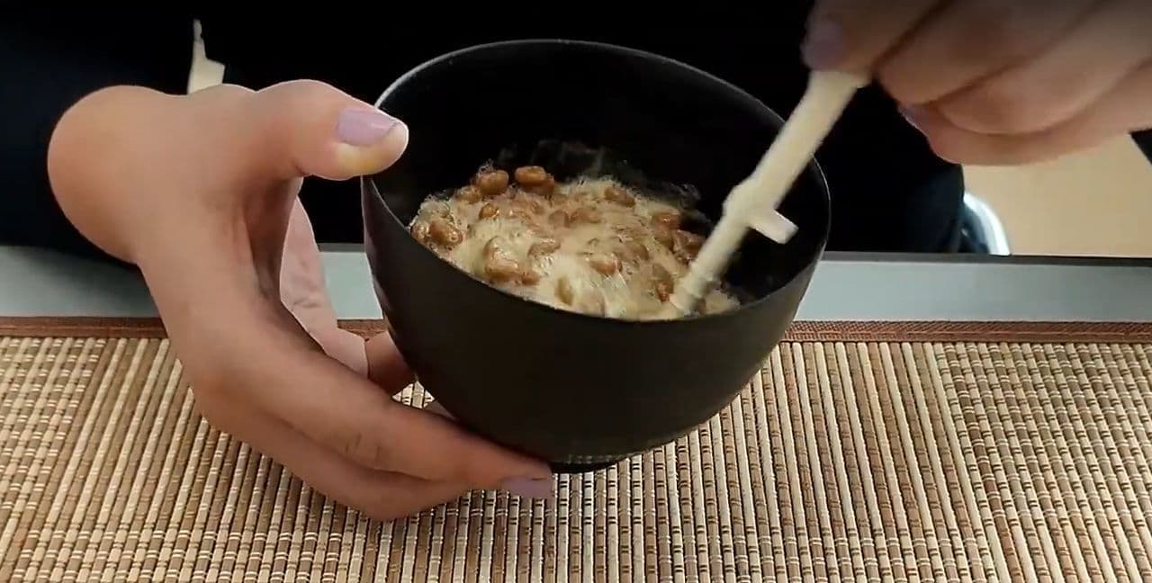 納豆をかき混ぜてよりおいしくする「納豆棒」発売 2本の棒80個の突起で納豆の旨味を引き出す