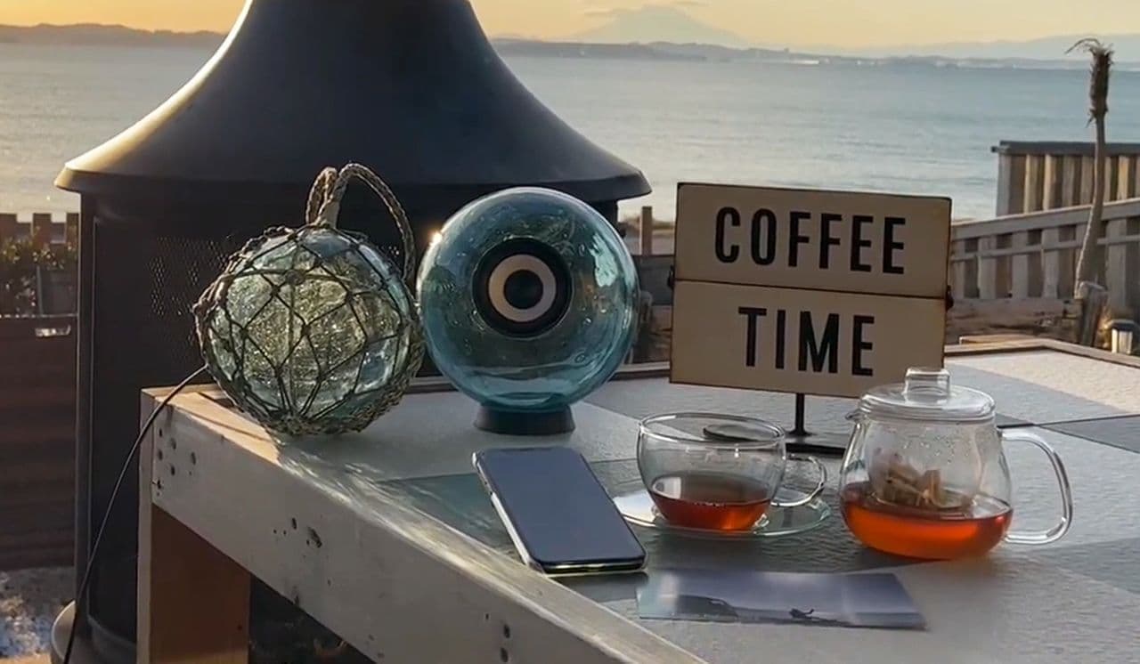 海を感じさせるレトロなデザインのスピーカー 漁業用のガラス製浮き玉を活用した「Seaball」 