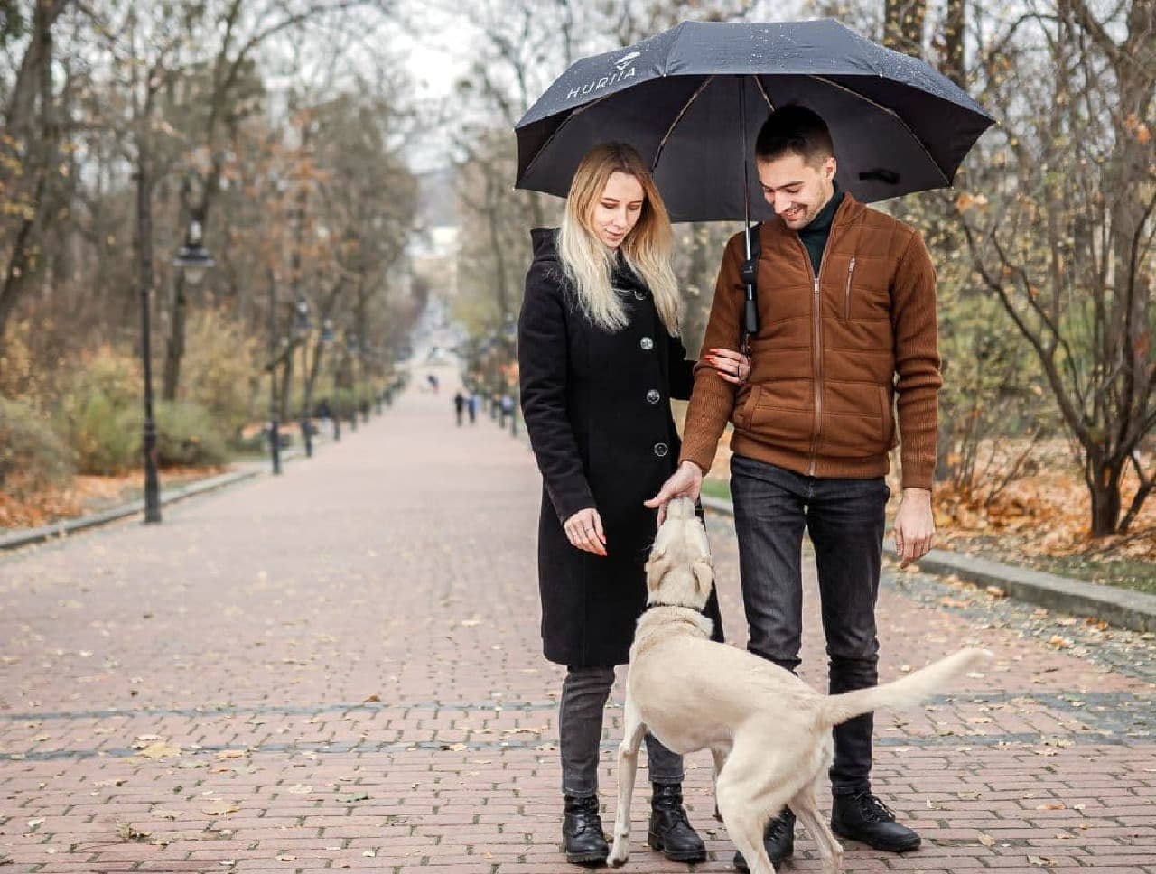 ハンズフリーで傘をさせる傘ホルダー「HURIIA（フーリア）」 雨の日の買い物や犬の散歩に