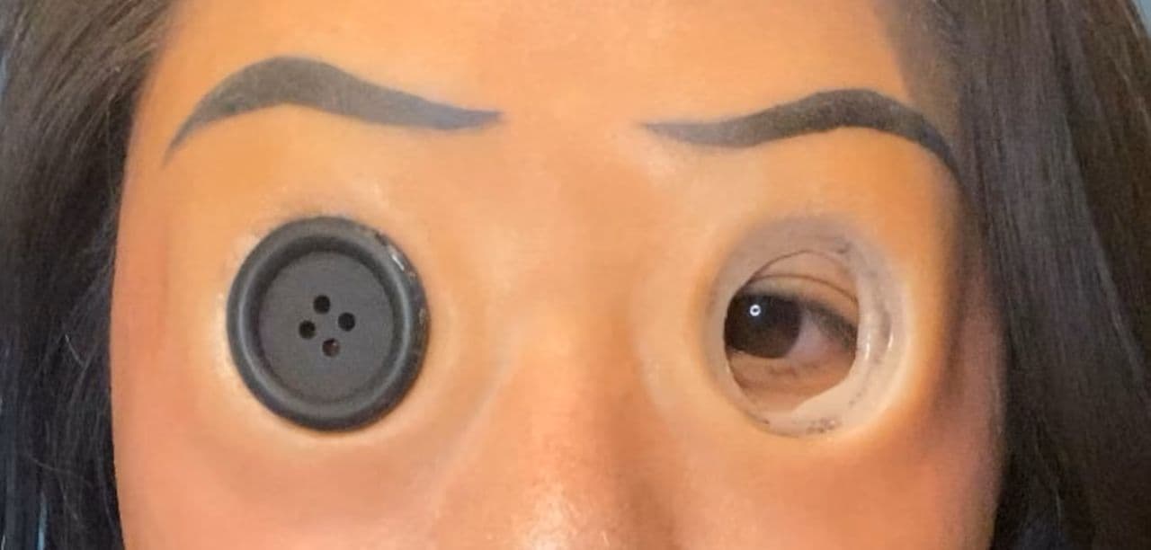 ハロウィンの仮装用グッズ 本気で怖い 目がボタンになる「SFXボタンアイズ」では特殊メイクの技術を採用