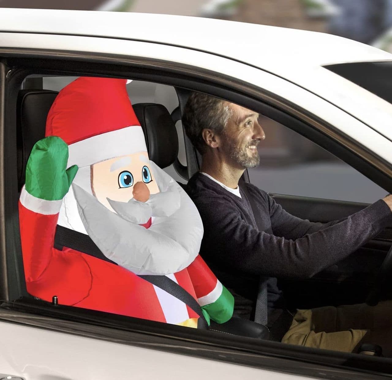 クリスマスドライブはサンタクロースと一緒に 助手席に座らせる「クリスマス インフレータブル サンタ」
