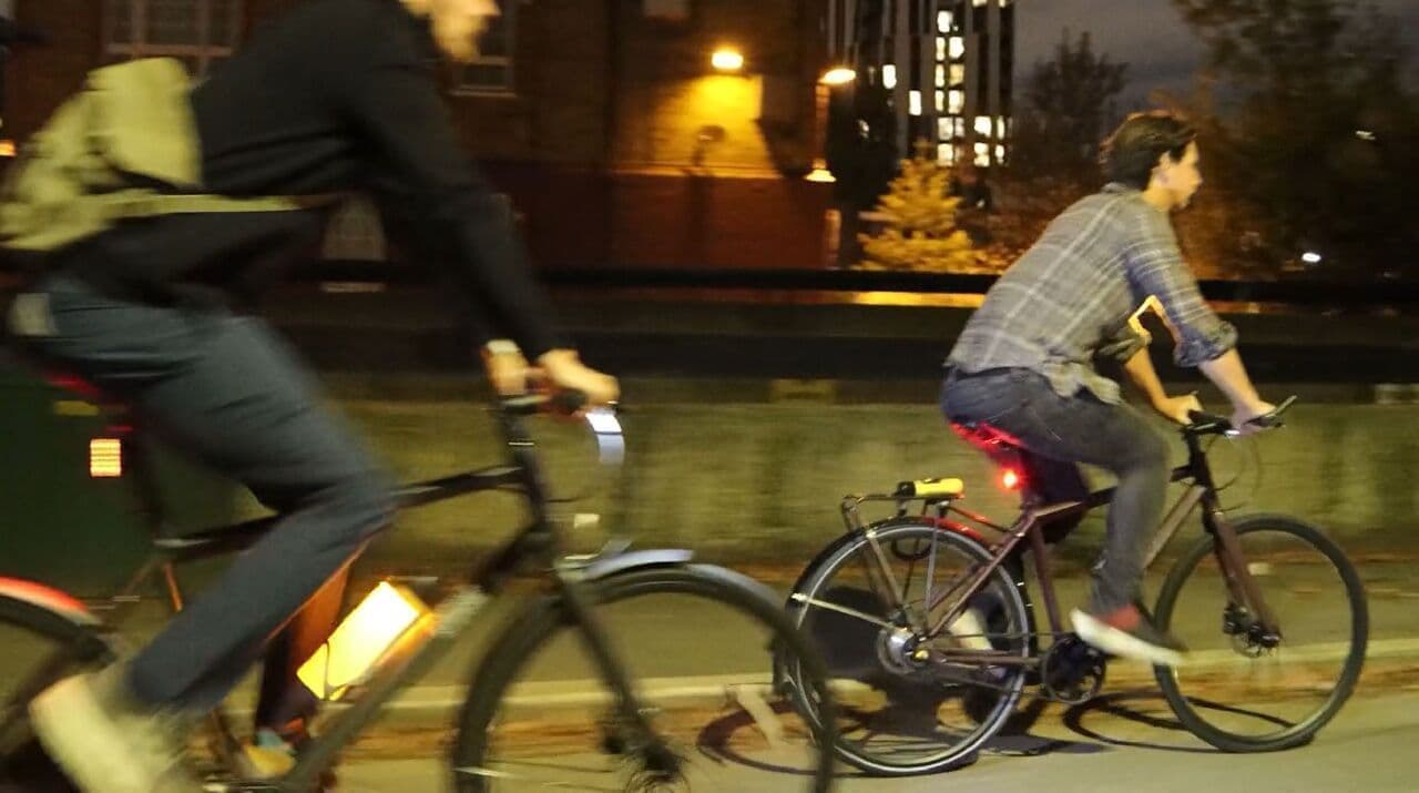 自転車用ドリンクボトルライト「Orb MKII」 サイドを照らすことで夜間走行時の被視認性をアップ