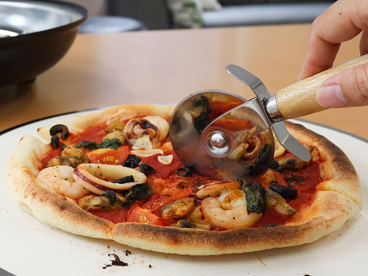 自宅で手軽に直径30cmのピザを焼ける「石窯ピザドーム」サンコーから