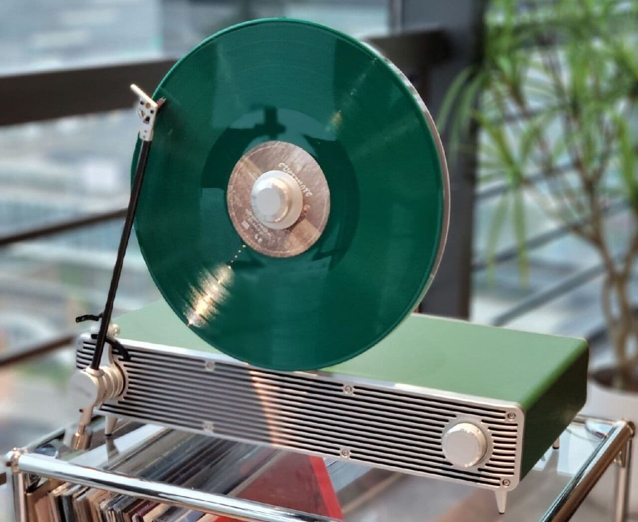 レコードプレーヤーCoolGeek「VS-01」　回転するレコードを見ることで音楽の世界に浸りやすく