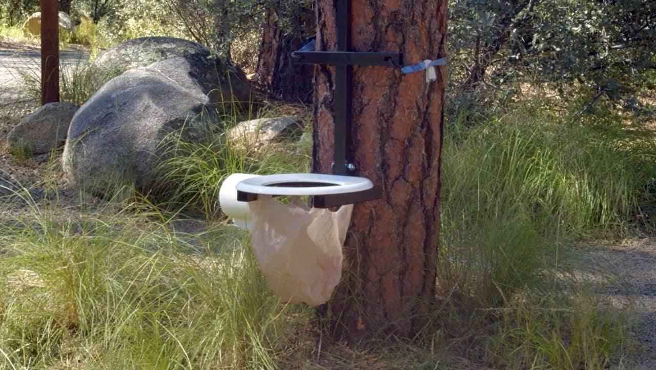 キャンプ用のポータブルトイレシステム「The Krapper」 レジ袋を活用すれば周囲を汚さずに用を足せる