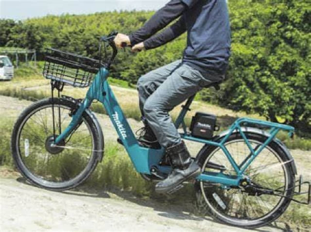 電気自転車に乗っている人の画像