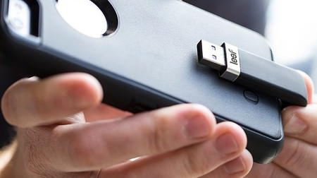“J”字型 USB メモリーで iPhone/iPad の容量不足を解消