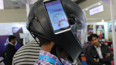 「人工知能」応用したスマートヘルメット―対話するように音声ナビが可能