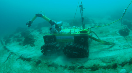海底でもドボク！水深3,000mで働ける重機ロボ「ディープクローラー」