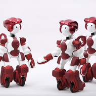 接客する人型ロボット「エミュー3」―複数台で情報を共有、サービス引き継ぎも