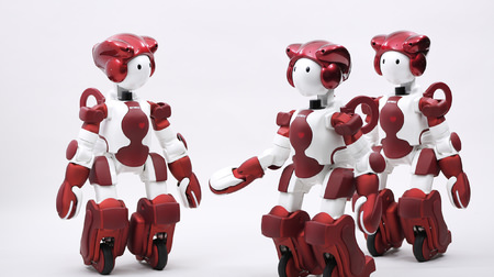 接客する人型ロボット「エミュー3」―複数台で情報を共有、サービス引き継ぎも